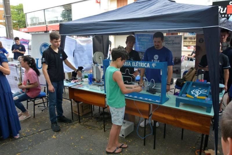  URI Santo Ângelo leva Ciência ao público no Brique da Praça