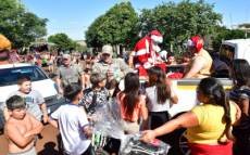 Caravana da Central do Bem entrega três mil brinquedos nos bairros