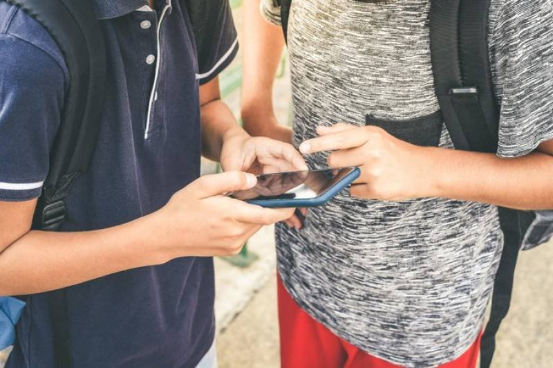 O que muda com a nova lei que  veta uso do celular por estudantes