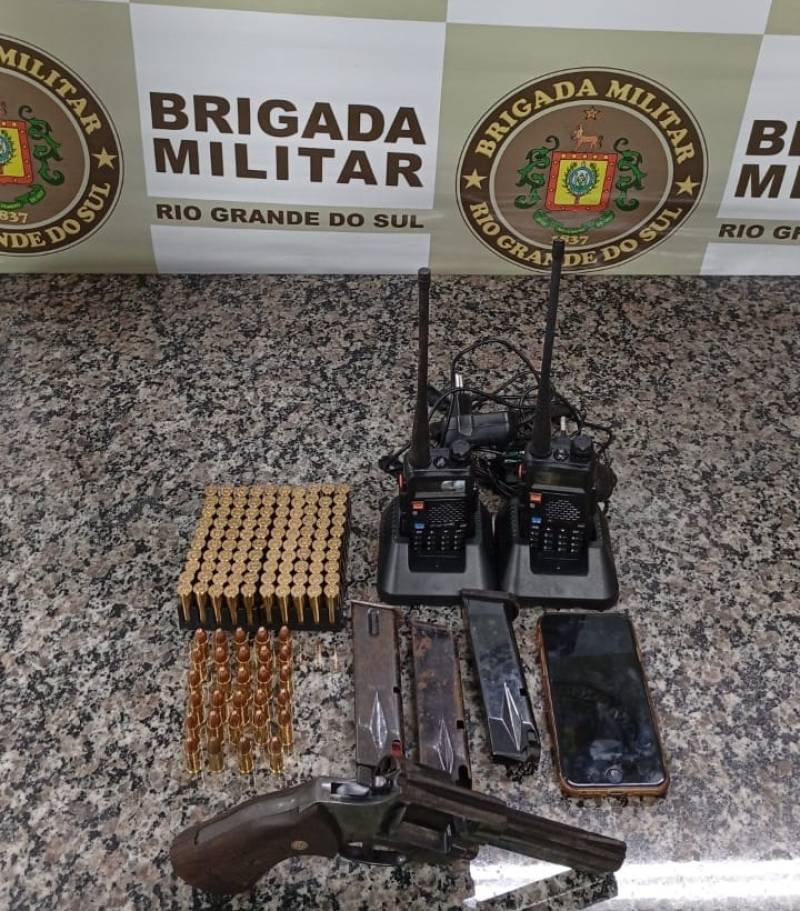 Dois homens presos pela BM por posse irregular de arma e munições em Santo Ângelo