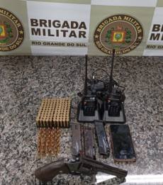 Dois homens presos pela BM por posse irregular de arma e munições em Santo Ângelo