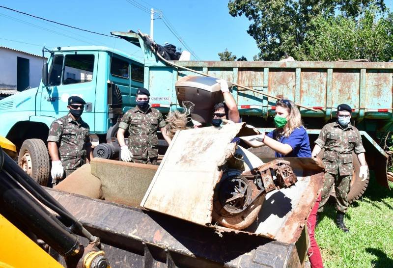 Mutirão contra a dengue recolhe entulhos