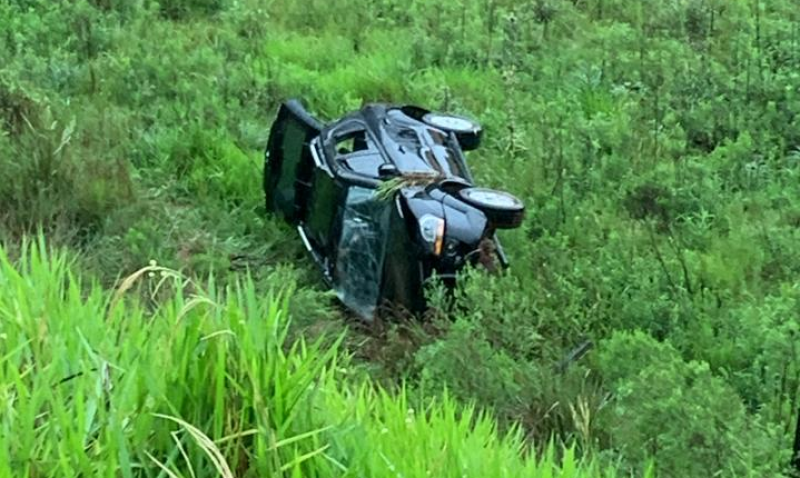 Veículo com placas de Santo Ângelo sai da pista e capota na BR-285