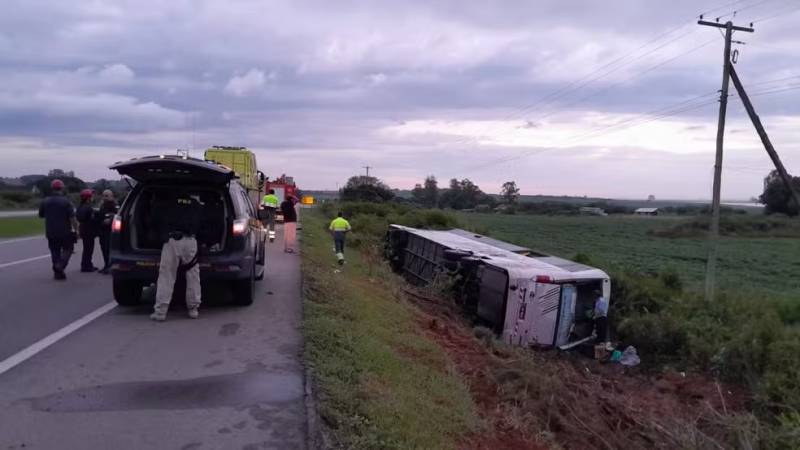 Ônibus sai da pista e tomba na BR-116, em Pelotas; PRF confirma 2 mortes e 40 feridos