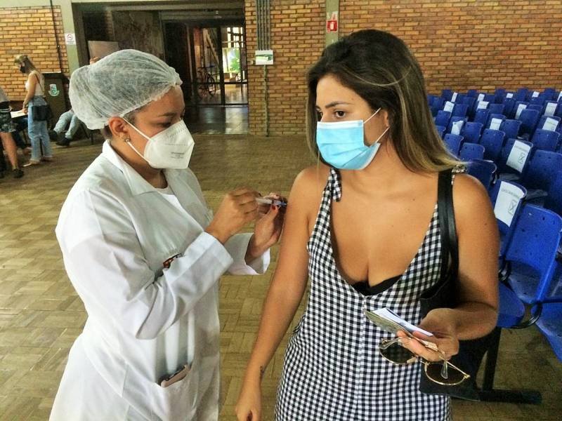 Segunda dose da vacinação aos idosos e profissionais de Saúde inicia nesta sexta-feira