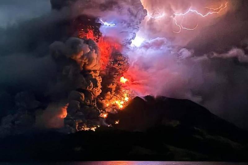 Monte Ruang entra em erupção na Indonésia