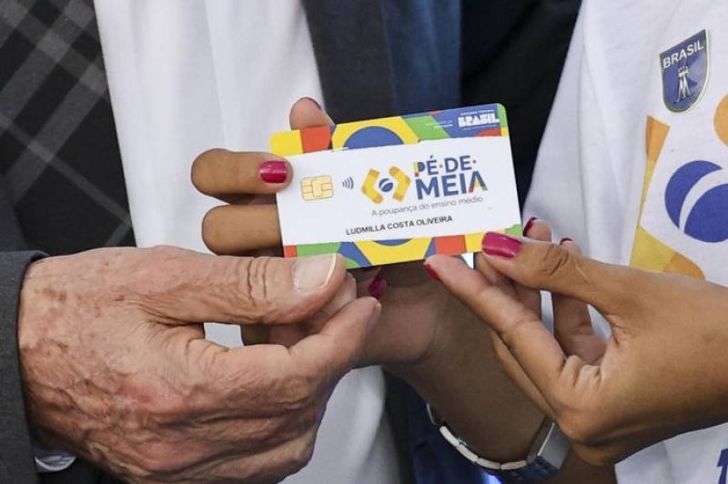 Caixa começa a pagar o incentivo frequência do Pé-de-Meia nesta quinta-feira