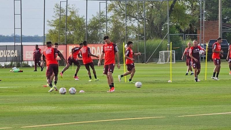 Fernando e Alario voltam aos treinos e podem reforçar Inter contra o Delfín