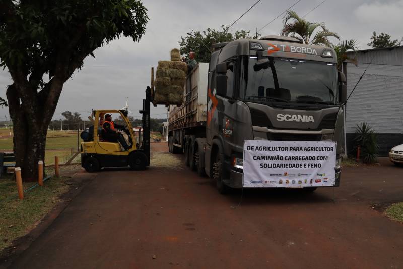  Novas cargas de alimentação animal são enviadas a agricultores atingidos pelas enchentes no RS