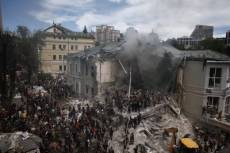 Bombardeio russo atinge hospital infantil e mata 28 pessoas na Ucrânia