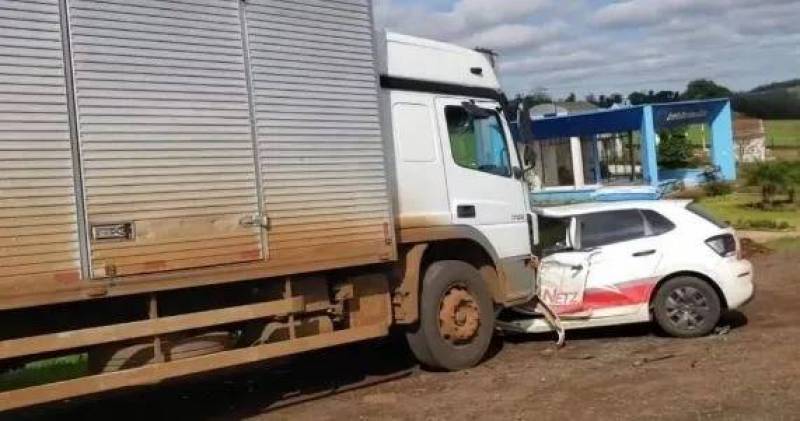 Motorista de Santa Rosa morre após colisão entre carro e caminhão na RS-569