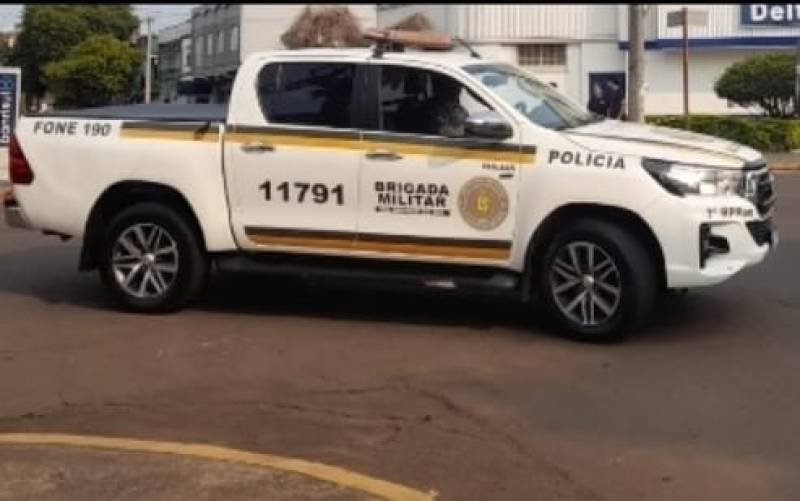 BM realiza prisão de dois indivíduos por roubo em veículo e a pedestre, em Santo Ângelo