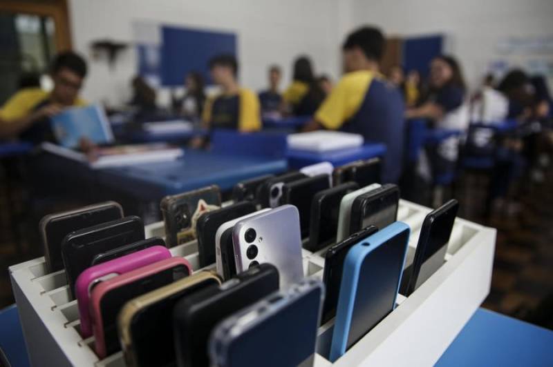  O que diz o projeto de lei que propõe restrições ao uso de celulares nas escolas