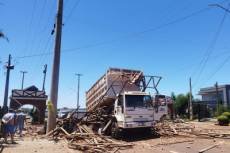 Caminhão-caçamba destrói pórtico em Santo Cristo, no noroeste do RS